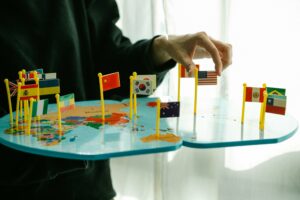 Un recruteur tient une carte du monde.