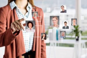 Une recruteuse choisit sur un écran les futurs candidats.