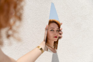 jeune femme posant dans un eclat de miroir