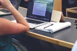 Un salarié étudie les cours pour son entreprise .